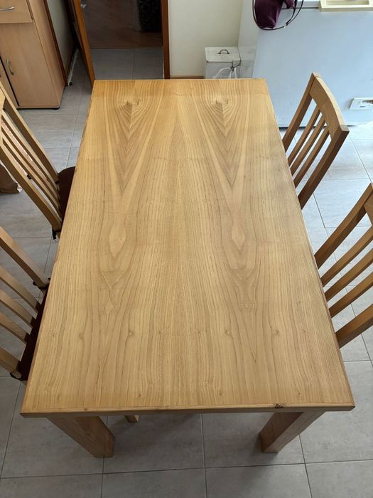 Mesa com 6 cadeiras