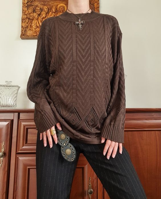 Brązowy sweter w geometryczne wzory