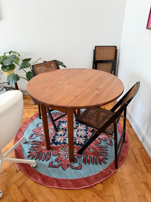 Mesa sala redonda, em madeira