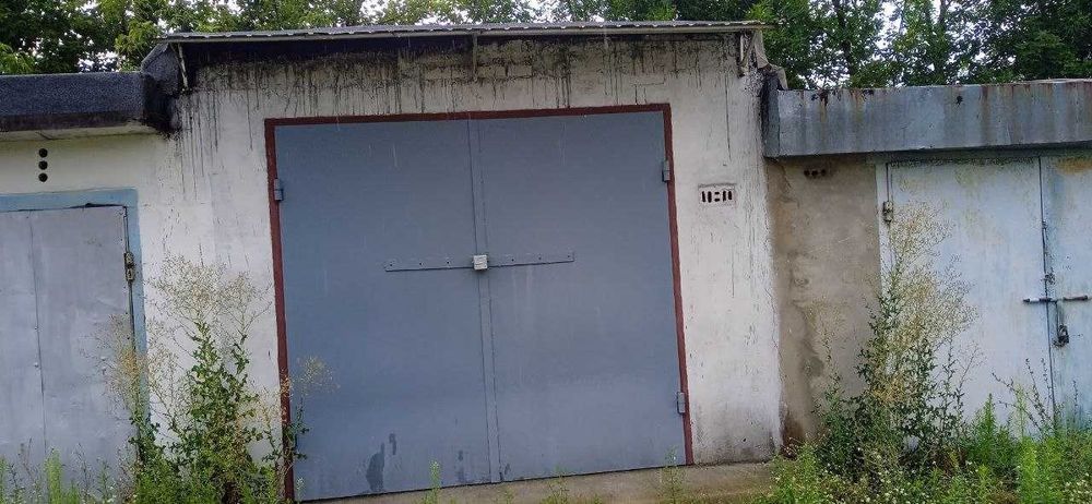 Гараж в районі війського містечка