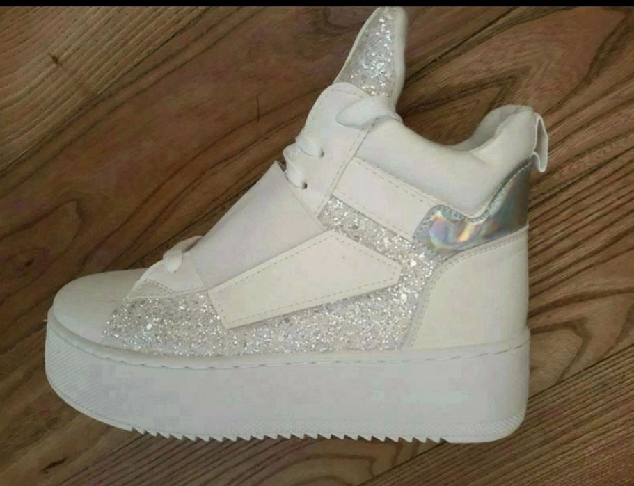 Nowe Sneakersy na platformie z delikatnym protektorem 37