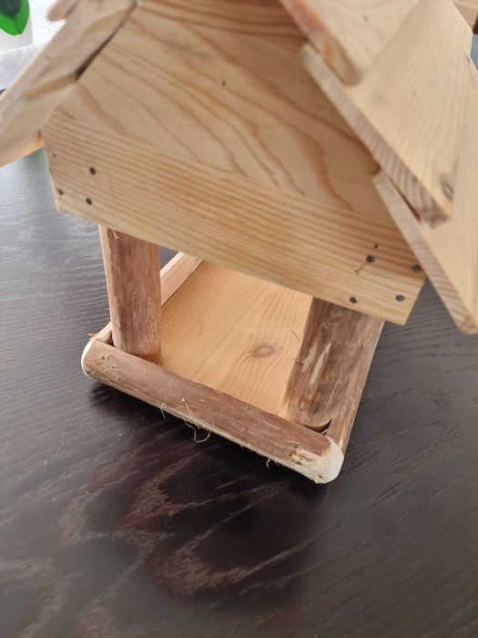 Solidny karmnik dla ptaków z surowego drewna XL