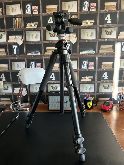 Tripé Manfrotto, modelo 055XPROB, com cabeça