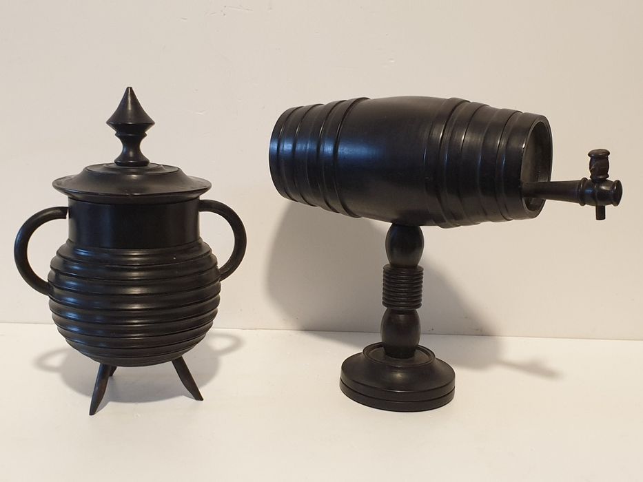 Antigas caixas em forma de um barril e pote em madeira exótica