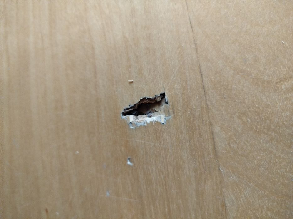 Stół IKEA. Ślady użytkowania