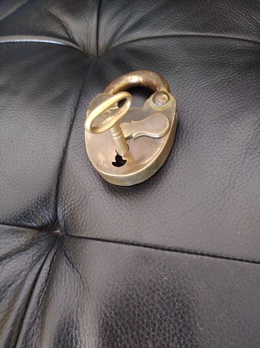 Cadeado século XIX. Completo com chave. Funcional.