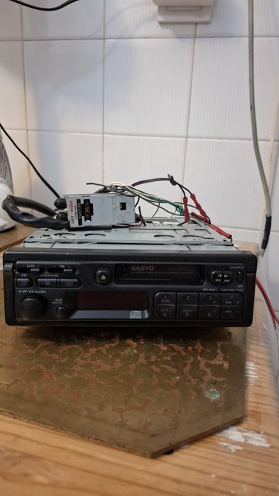Auto Rádio de Gaveta com Leitor de Cassetes  Sanyo  FXR 31LB com CD Changer Control para veiculos clássicos
