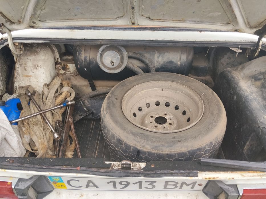 Продавця машина з повним балоном газуі і різна 4