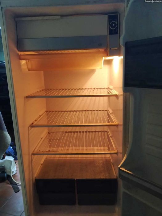 Frigorifico ariston 1,10*50*50