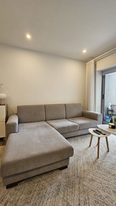 Sofá cinzento com Chaise Long