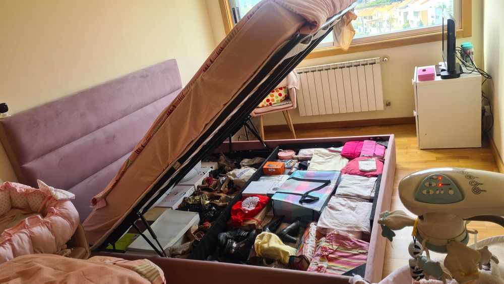 Bed with Hydraulic Storage Base429168680197826566