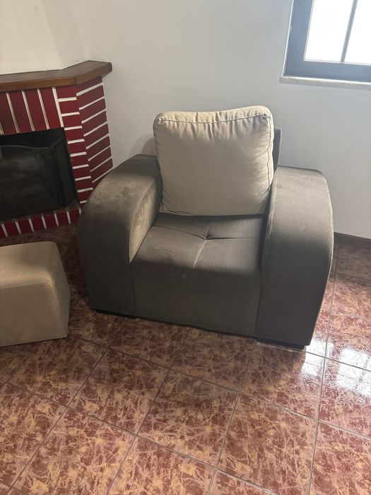 Sofá e poltrona 3+1 e 2 bancos