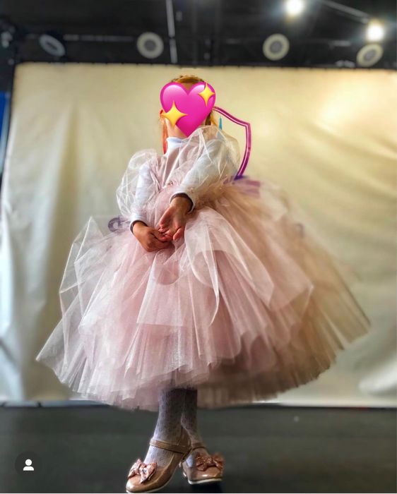 Прекрасна ошатна сукня для свят