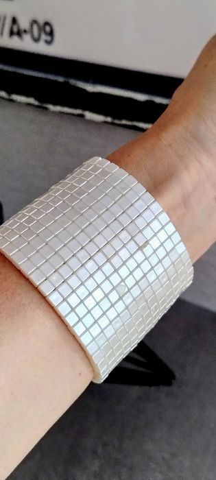Szeroka,jasna bransoletka na gumce,imitacja masy perłowej