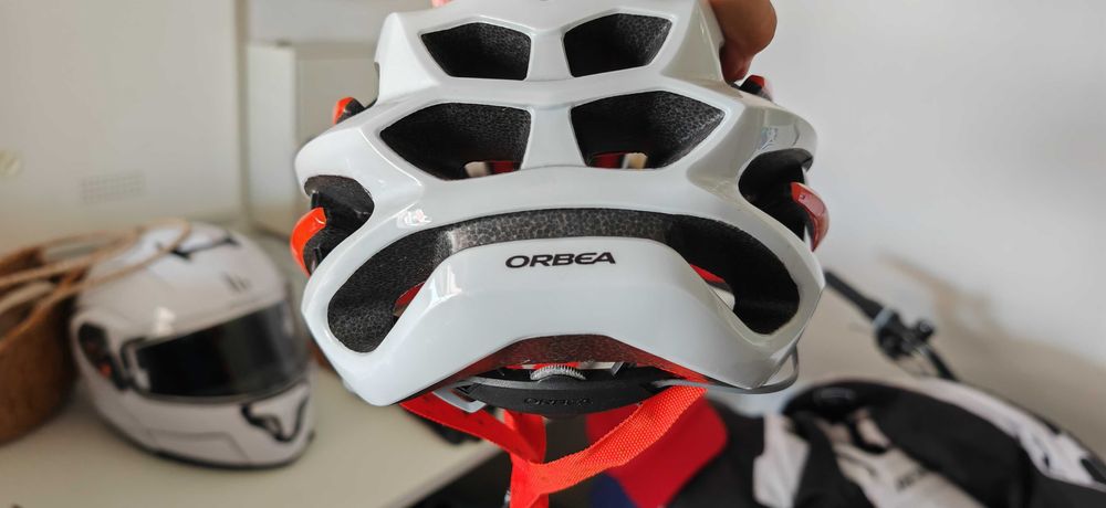Material variado de bicicleta, marca ORBEA