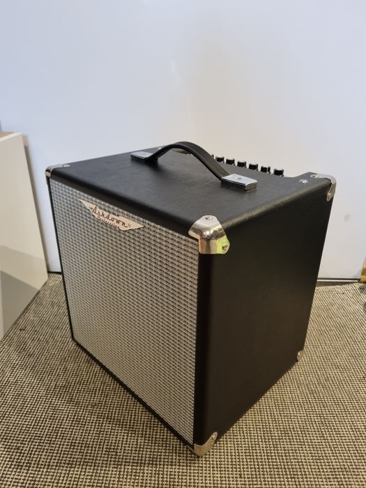 Wzmacniacz basowy combo.