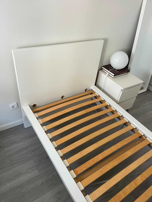 Cama de solteiro Ikea com estrado.