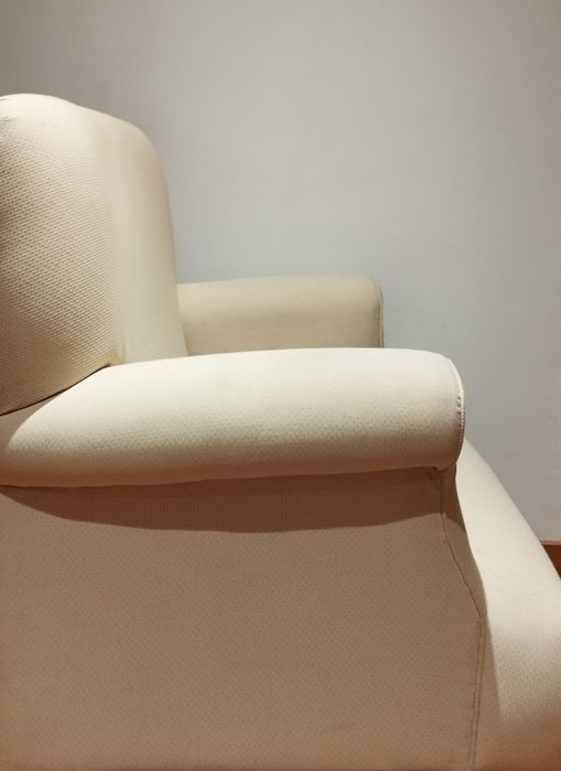 Poltrona bege com banqueta