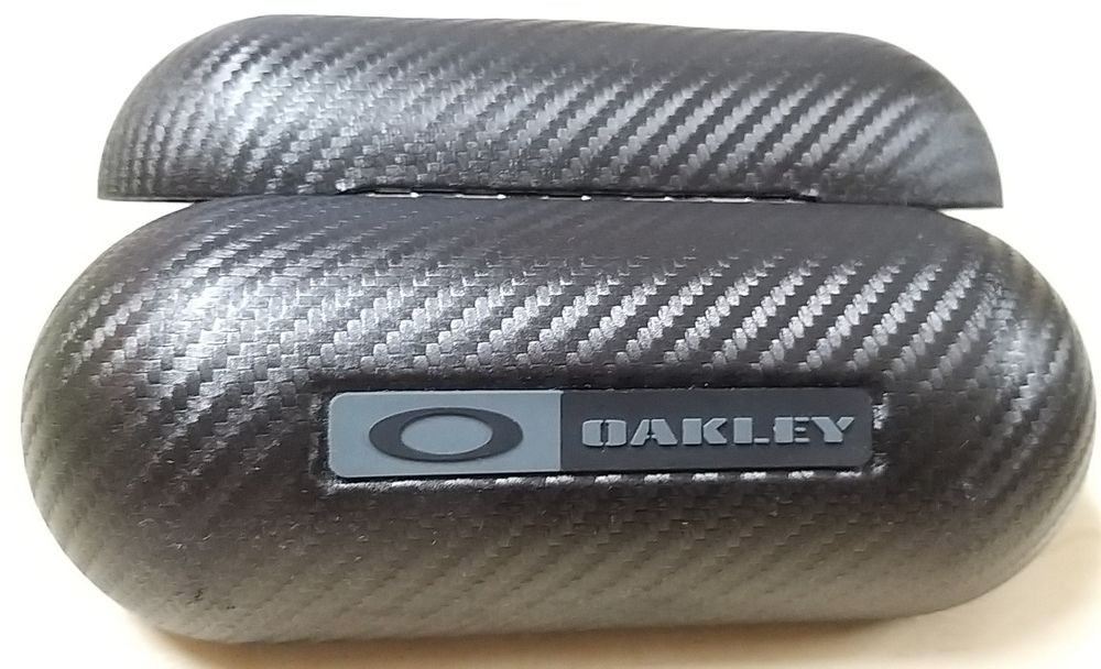 Caixa de óculos Oakley.