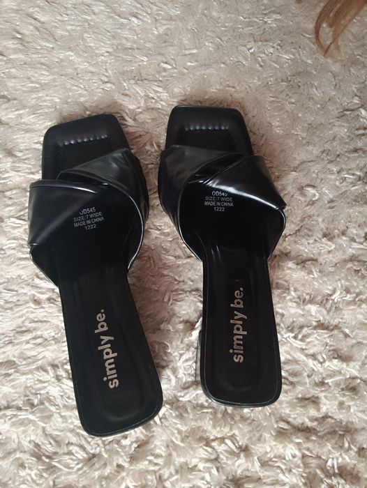 Damskie czarne klapki
