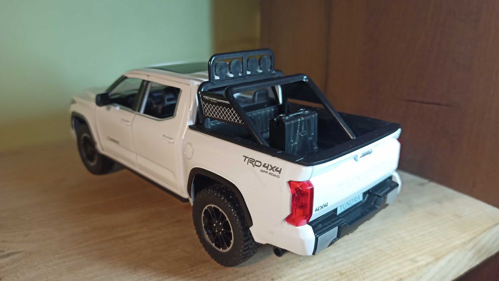 Toyota Tundra TRD 4×4 Модель 1:24 Біла