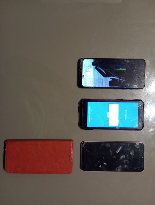 Zestaw trzech telefonów komórkowych, uszkodzone.