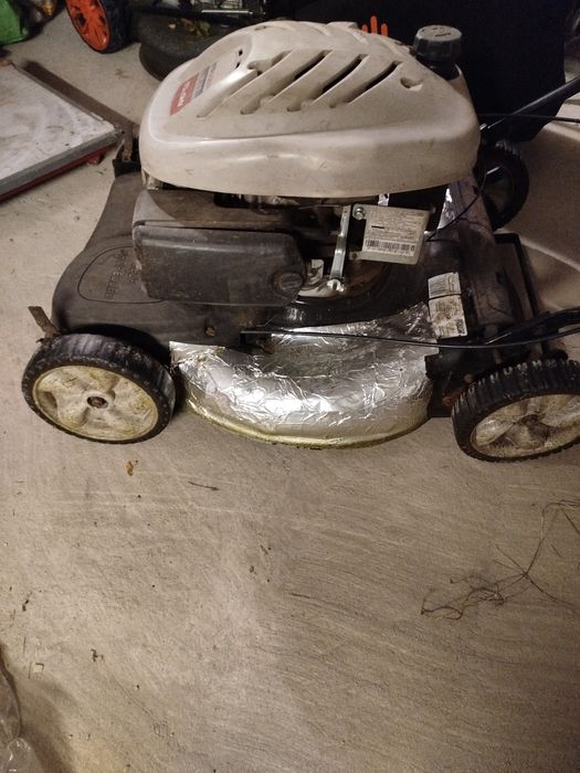 Kosiarka spalinowa z napędem uszkodzona