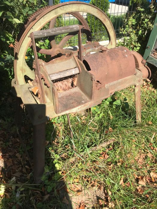 Stara żeliwna sieczkarnia