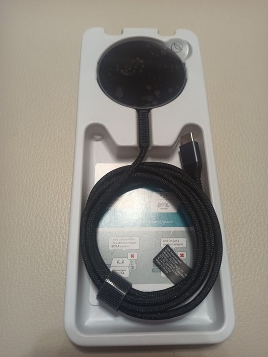 Бездротовий зарядний пристрій ESR HaloLock Mini