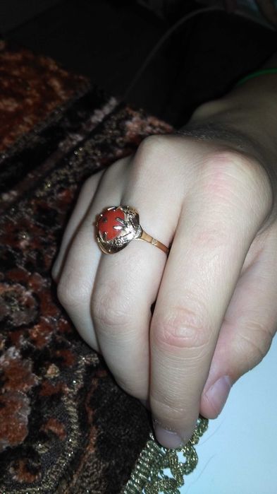 złoty pierscien z koralem