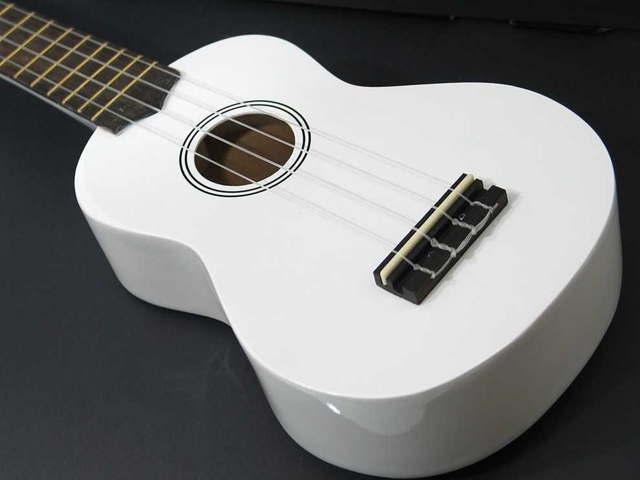 Białe ukulele sopranowe z drewna od Harleya
