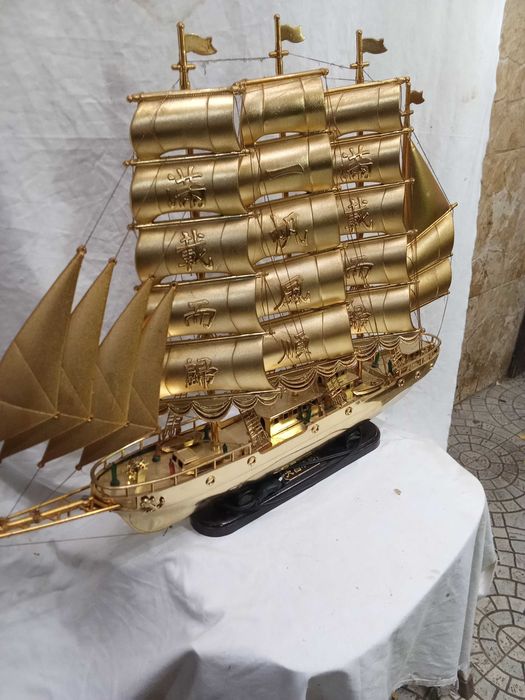 Veleiro chinês em plástico dourado 4 mastros
