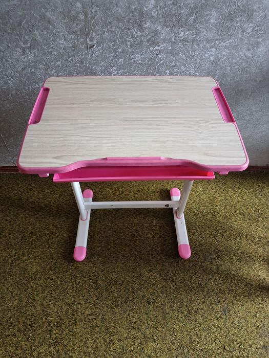 Парта детская, розовая.