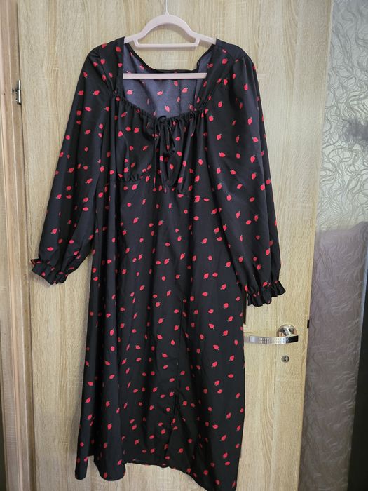 Sukienka w truskawki z pięknym dekoltem