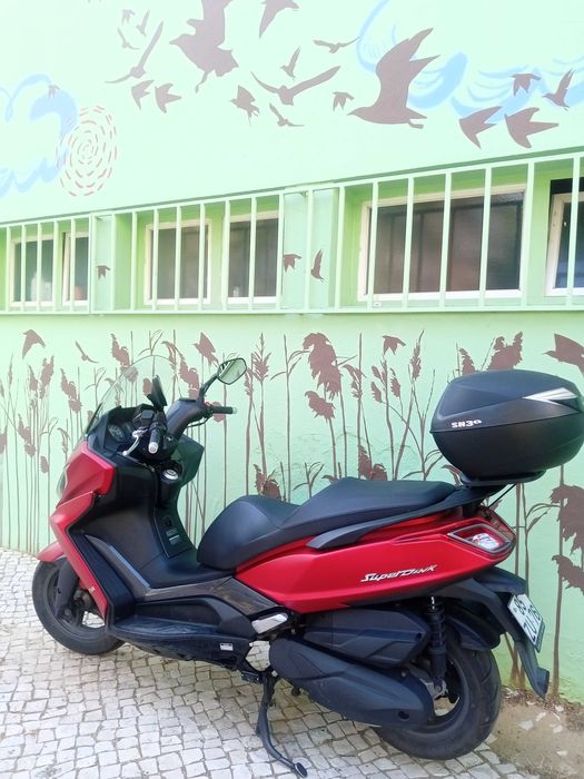 Venda de uma boa, linda e económica MaxiScooter Kymco SuperDink 350.