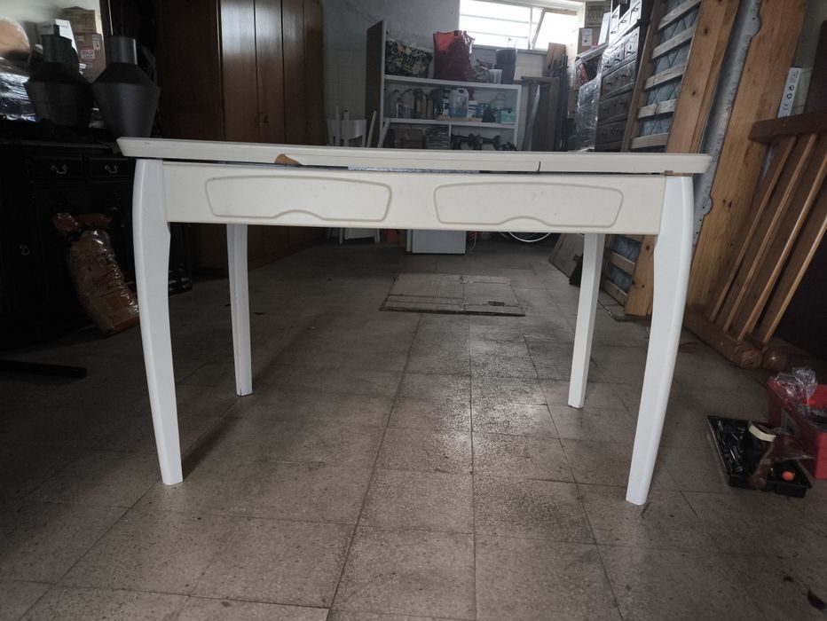 Mesa de cozinha extensível e 4 cadeiras