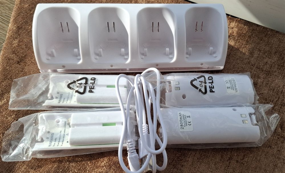 Зарядна станція 4 в 1 для контролерів Wii та Wii U з 4 акумуляторами 2800 мАг біла