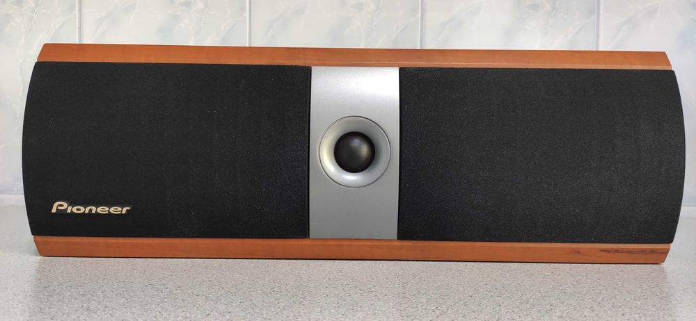 Продам комплект аудио колонок Pioneer для домашнего кинотеатра.
