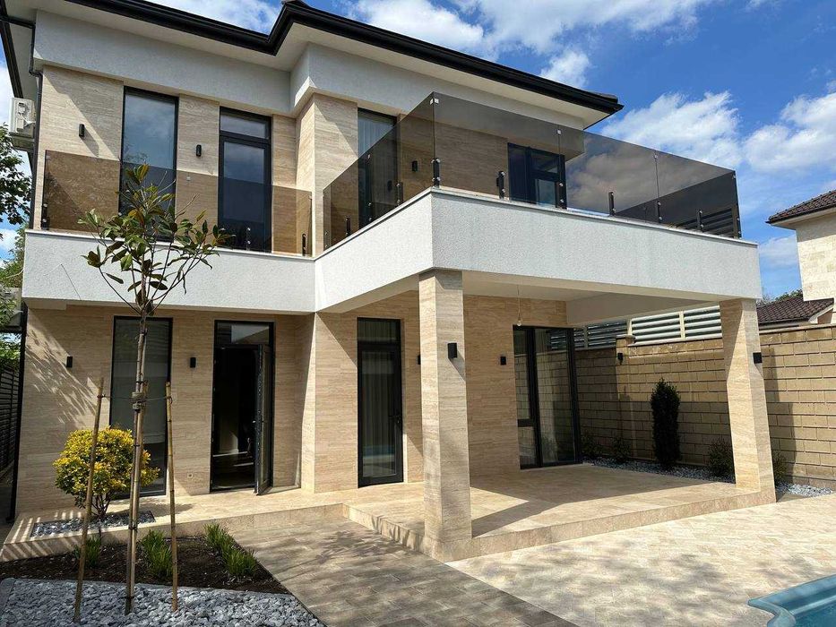 В продаже новый современный дом с бассейном в районе 12ст. Б. Фонтана.