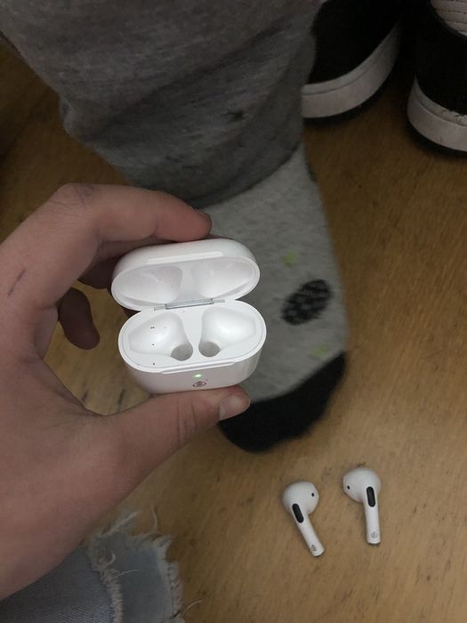 Fones sem fio brancos