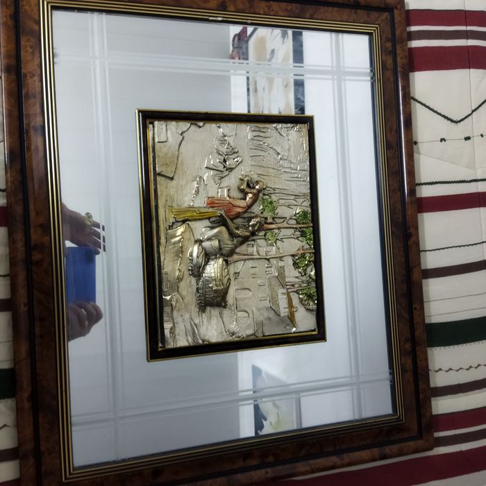 Quadro espalhado em relevo.