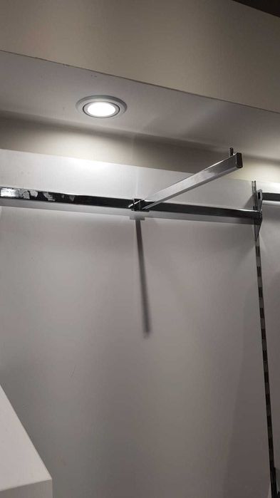 Meble do sklepu odzieżowego.