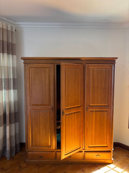 Roupeiro em Madeira Maciça – Clássico, Robusto e Espaçoso
