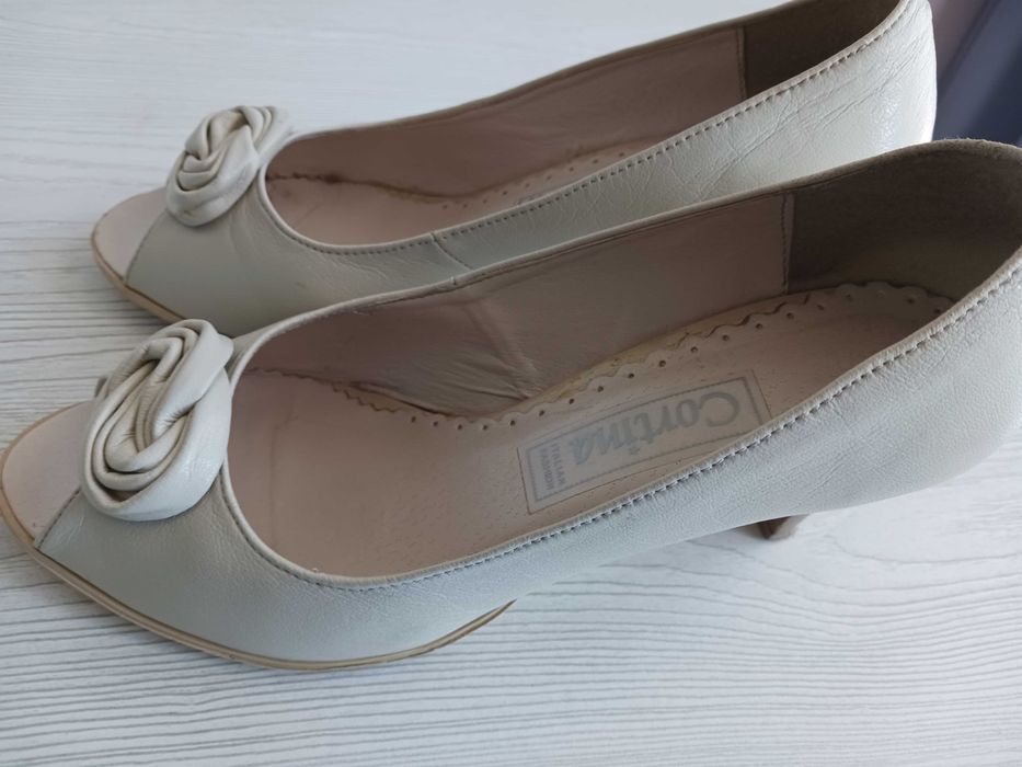 Czółenka, buty na szpilce 37 beżowe