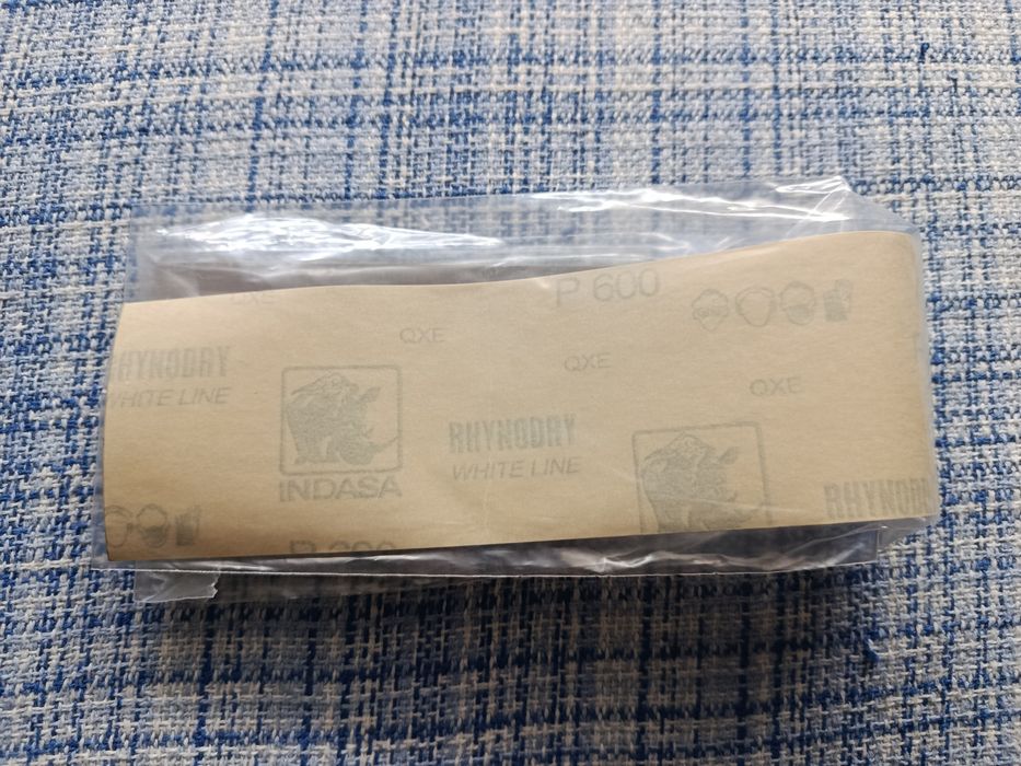 Diversos equipamentos de manutenção de guitarra elétrica.