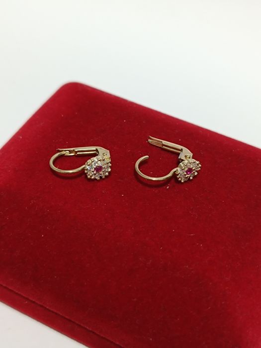 Złote kolczyki kwiatek z różowym oczkiem, złoto 333