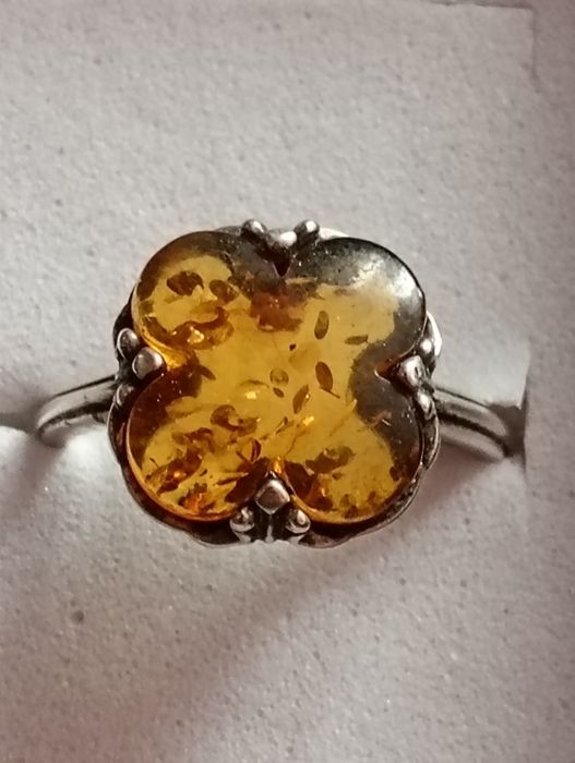 Pierścionek srebrny z bursztynem