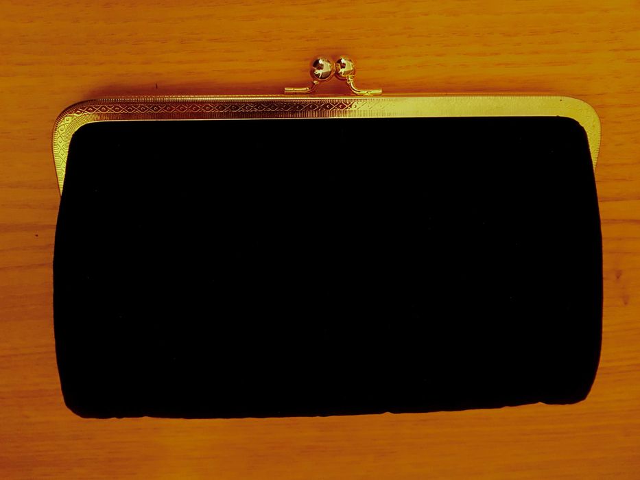 Clutch de cerimónia Muito Elegante em veludo preto