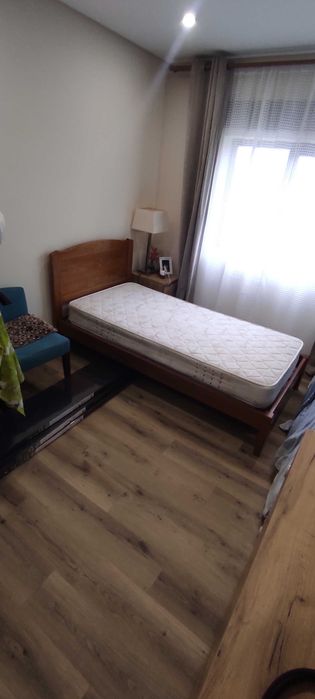 2 Camas de solteiro de madeira.