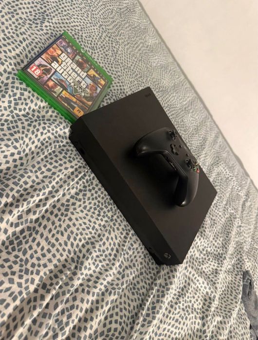 Xbox One X 1TB